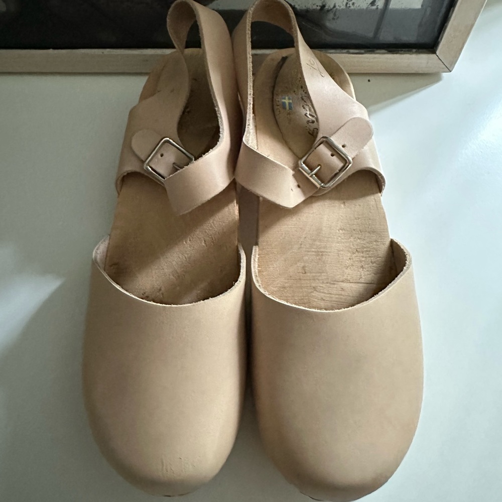 Low heeled maryjane clogs in nude leather